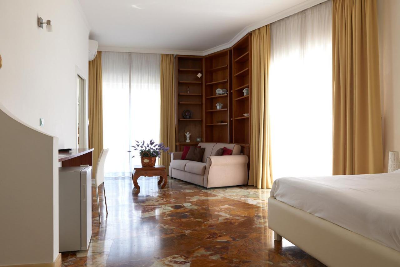 Il Giardino Di Flora Con Piscina Hotel Lecce Eksteriør billede